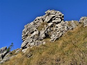 33 Bella soleggiata salita tra roccioni